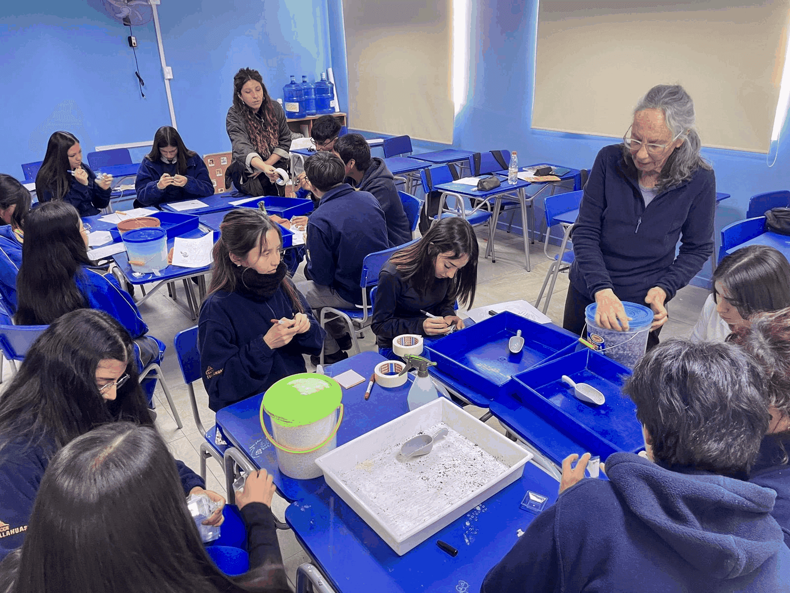Taller de propagación de cactus con estudiantes